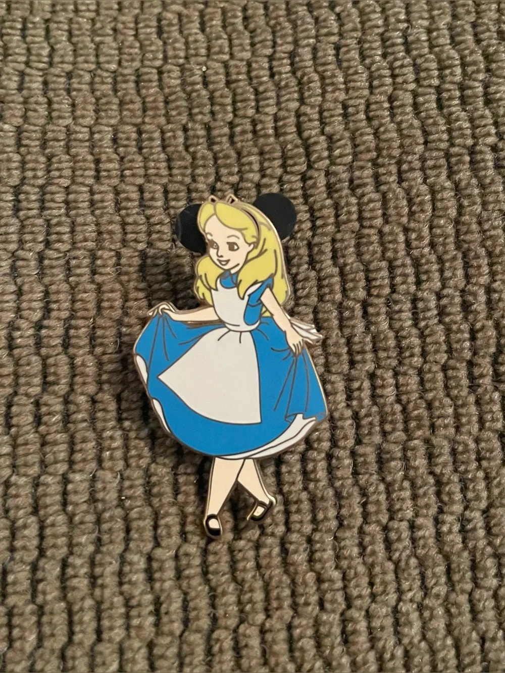 Alice in Wonderland Curtsey Pin